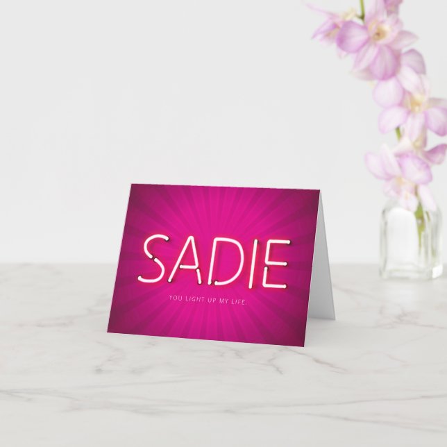 Sadie namn i det ljusnande neon ljus-kortet kort (Orkide)