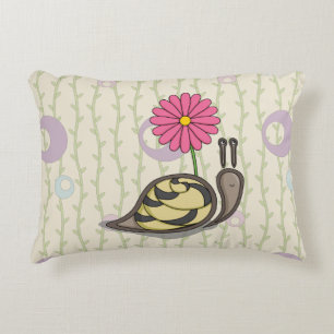 Sadie the Snigel accent Pillow Prydnadskudde