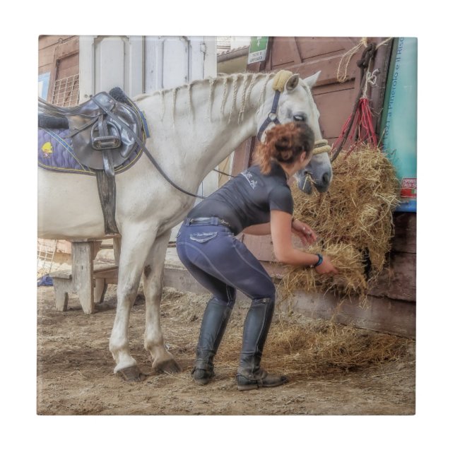 Sadlad häst på att mata Time Kakelplatta (Framsidan)