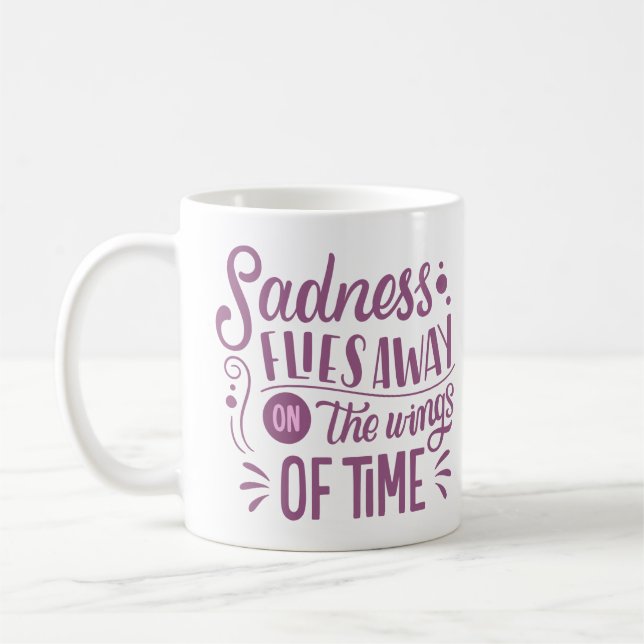SADNESS GÅR BORT PÅ VINGARNA AV TIDEN KAFFEMUGG (Vänster)