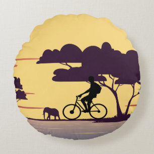 Safari Bike Ride vid Sunset - Cyclist och Elephant Rund Kudde