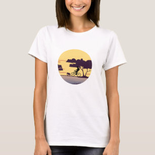 Safari Bike Ride vid Sunset - Cyclist och Elephant T Shirt