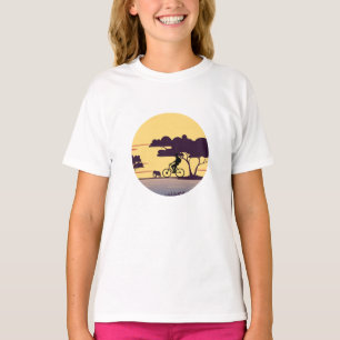 Safari Bike Ride vid Sunset - Cyclist och Elephant T Shirt