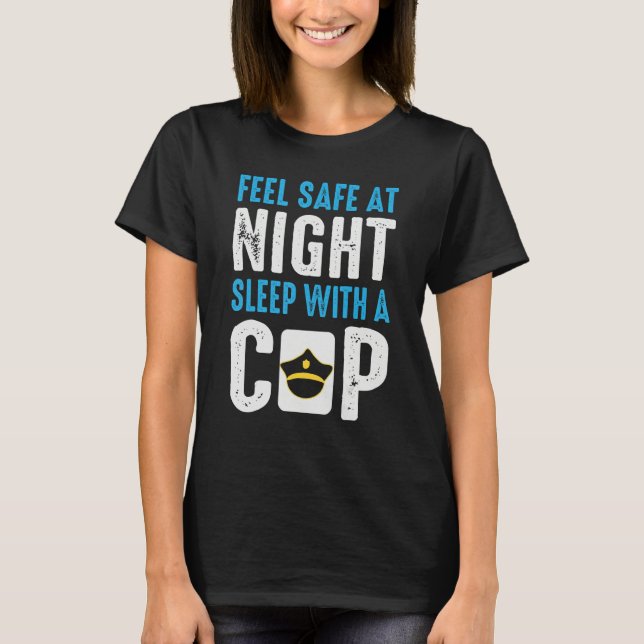 Safe Tonight Sleep With A Cop Policeman Cop Police T Shirt (Framsida)