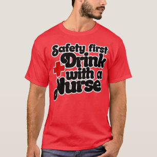 Safety First Drink med en sjuksköterska T Shirt