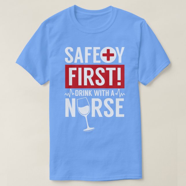 Safety First Drink med sjuksköterska akut T Shirt (Design framsida)