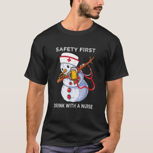 Safety First Drink Nurse Dabbing Snögubbe Julafton T Shirt (Framsida)