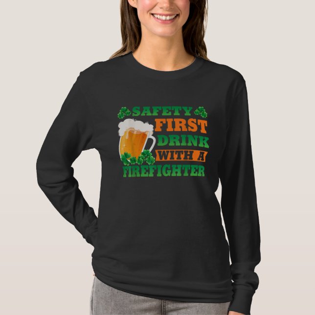 Safety First Drink With A Firefighter  St Patricks T Shirt (Framsida)
