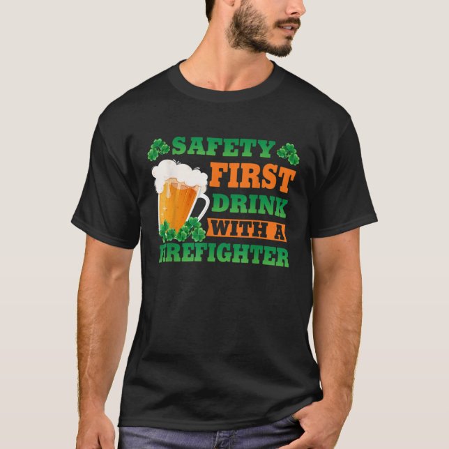 Safety First Drink With A Firefighter  St Patricks T Shirt (Framsida)