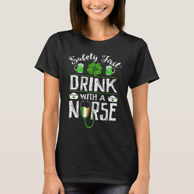 Safety First Drink WIth A Nurse St Patrick Day T Shirt (Framsida)