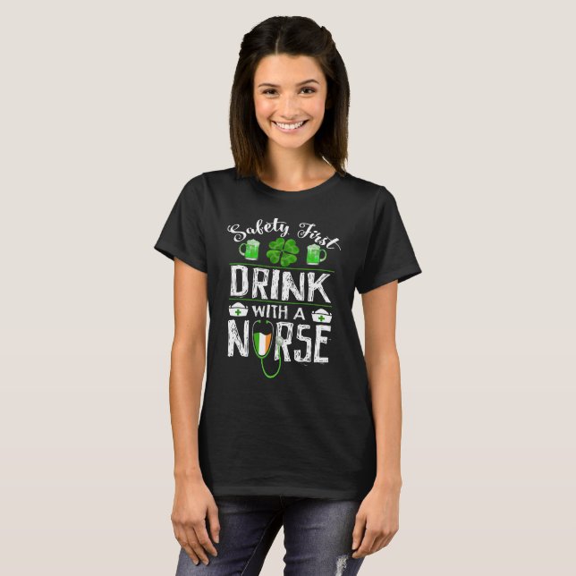 Safety First Drink WIth A Nurse St Patrick Day T Shirt (Hel framsida)