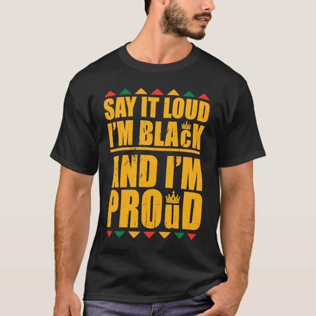 Säg det högt att jag är svart och stolt t shirt (Framsida)