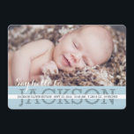 Säg Hej Pojke Photo Birth Notice Meddelande<br><div class="desc">Har din nyfödd bebis pojkes namn på framsidan i ett modernt,  fetstilt teckensnitt. Födelsetalet ställs in mot en vit och baby blue bakgrund,  och du kan anpassa intro-texten. På baksidan,  ett stort foto av din söta baby och ett område för familj/föräldrar eller ytterligare information.</div>
