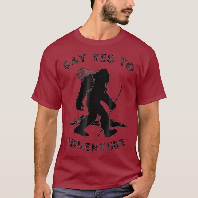 Säg ja till Äventyr Bigfoot till Sasquatch Shirt T Shirt (Framsida)