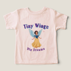 Saganprinsessa med blå vingar och gul klänning 🧚 t shirt
