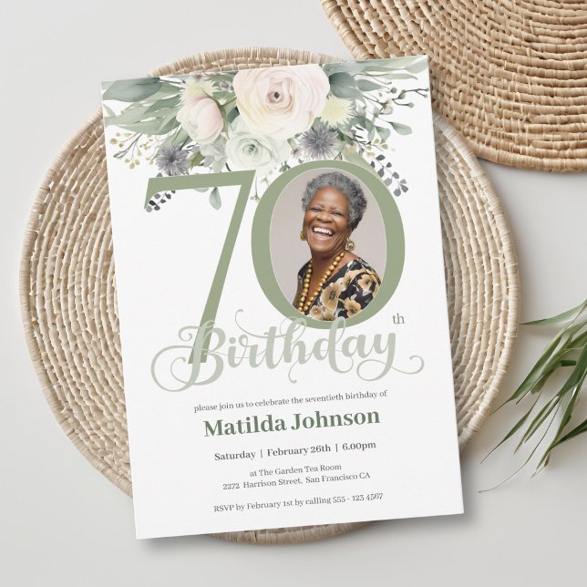 Sage Blommigt Photo 70 Birthday Inbjudningar (Sage Floral Photo 70th Birthday Invitation)