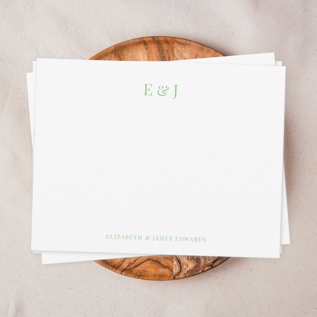Sage Classic Eleganta Initialer för Par Personlig Anteckningskort (Sage green classic elegant couple monogram note card on brown plate)