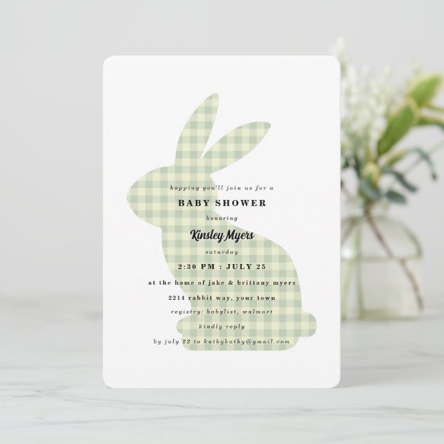 Sage Gingham Kanin Bebis Shower Inbjudan (Stående Fram)