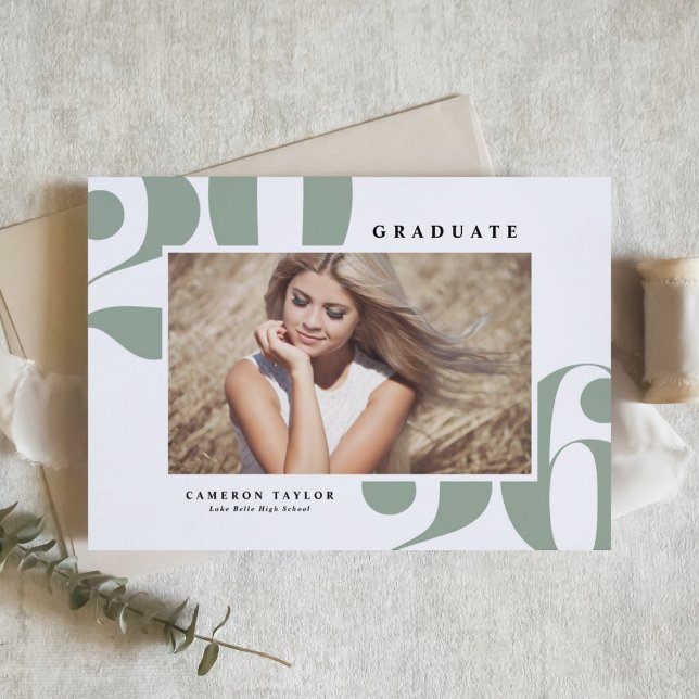 Sage Green 2026 Fet Typografi Foto Examen Inbjudningar (Customizable sage green photo graduation invitation featuring retro bold typography. )