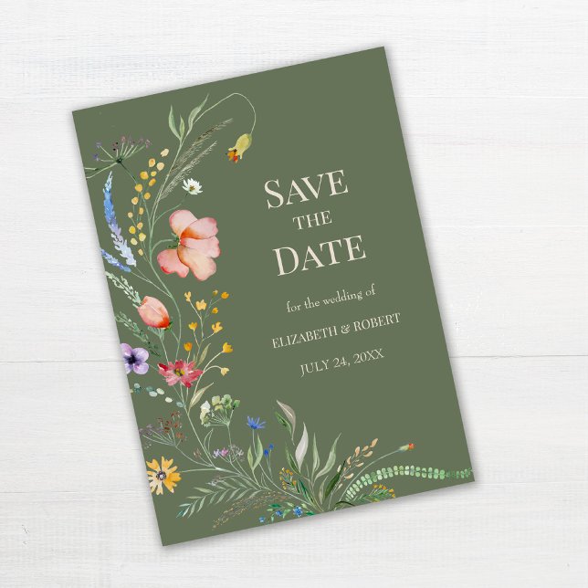 Sage Grönt Boho Wildblommor sparar datumkortet Inbjudningar (Sage Green Boho Wildflowers Save The Date Card on white wooden table.)