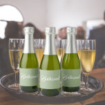 Sage Grönt Bridesmaid Simple Stylized Script<br><div class="desc">Självhäftande etiketter för det minimousserande vin flaskor som har ett trendig,  sänder grönt färg tillsammans med "Bridesmaid" tryckt i vitt,  stiliserat skript. En underbar idé när du lägger ut dina brudtärnor och planerar för en bachelorette-fest!</div>