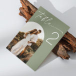 Sage Grönt Bröllop | Minimalistisk målfoto för ele Bordsnummer<br><div class="desc">Ta med dig en naturlig elegant till din bröllopsmottagning med det här grönten bordsnummer-kortet. Med en ren minimalistisk layout, elegant skripttext och ett valfritt arkeformsfoto är den här muterade grönten perfekt för modernt, rustiskt eller botaniskt temat bröllop. Perfekt för par som kärlek mjuka gröntoner och subtil stilning. Det här bord-kortet...</div>
