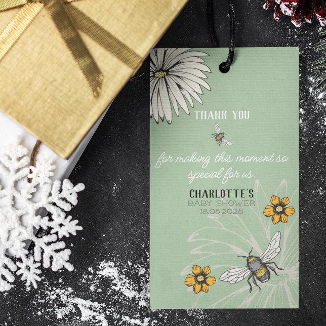 Sage Grönt Buzzing Bees Tack Baby Shower Presentetikett (Elegant and whimsical buzzing bees and flowers on sage green background. Cute bees pattern on back.)