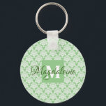 Sage Grönt Damask-nyckelkedja med Monogram Nyckelring<br><div class="desc">Den här vackra nyckelkedjan har ett klassiskt vitt dämpningsmönster över en sage grönt bakgrund. Utformningen är personlig med ett första brev i monogrammet och ett anpassade namn för ett enkelt utseende,  men ändå elegant. Perfektens gåva till alla kvinnor som vill ha en nyckelkedja för personlig.</div>