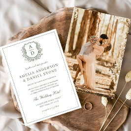 Sage Grönt Elegant Leafy Vapensköld Monogram Bröll Inbjudningar