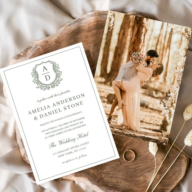 Sage Grönt Elegant Leafy Vapensköld Monogram Bröll Inbjudningar (Skapare uppladdad)