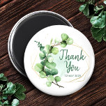 Sage grönt, enkel elegant, grön möhippa magnet<br><div class="desc">Succulent and Eucalyptus Möhippa Welcome Foam Board idé 2022 inspiration eller buy. Välkomna gäster till din möhippa med detta vackra välkomsttecken, med en frisk andedräkt av eukalyptus och en mjuk greeneri. Lägg till hedersgästens välkomsttext namn, datum och anpassningsbar med hjälp av fält. Välkomsttecken bröllop modern elegant eucalyptus succulent greenery botanical...</div>