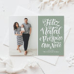 Sage Grönt Feliz Natal Calligraphy julfoto Julkort<br><div class="desc">Feliz Natal e Próspero Ano Novo! Skicka ditt helgdag till vänner och familj med det här anpassadet julkort. Detta portugisiska julkort har en modern kalligrafi. Anpassa genom att lägga till information. Det här fotojulkortet finns i andra färg och på andra kartonger. Matchande objekt är tillgängliga.</div>
