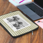 Sage Grönt Gingham Play Anpassningsbar Photo Laptop Fodral<br><div class="desc">Ladda upp ett eget foto och lägg till en egen anpassningsbar för att skapa att du är en egen keepsakpresenter. Ditt foto och din bildtext är placerad inuti ett vitt ram mot en söt grönt gingham plaid-bakgrund.</div>