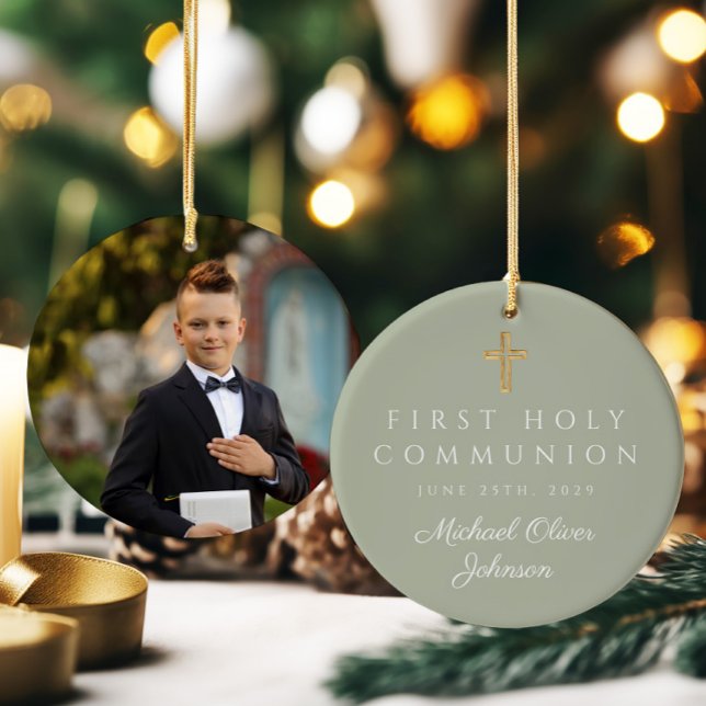 Sage Grönt Kor Boy First Communion Photo Julgransprydnad Keramik (Sage Green Cross Boy First Communion Photo Ceramic Ornament)