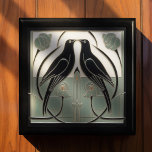 Sage Grönt Mackintosh Black Birds Art Deco Decor Minnesask<br><div class="desc">Öka din skatteuppsamling med vår Art nouveau Inspired KeepsakBox, elegant gjord av lackerat trä och tillgänglig i guldek, ebony black, emerald grönt och red mahogany. Rutan är försedd med en utpräglad symmetrisk teckning av två svarta fåglar, inspirerad av den visionära utformningen av Charles Rennie Mackintosh och den intrikata estetik som...</div>