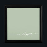 Sage Grönt Minimalist Modern Monogram-Elegant Minnesask<br><div class="desc">Vi presenterar vår minimalistiska Modern Monogram Elegant Collection för Sage-Grönten: Öka din estetik med en sofistikerad och tidlös elegans. Vår samling visar minimalistiska mönster i en stillastående grönt, kompletterad med raffinerade monogram som är skräddarsydda efter ditt personliga stil. Från polerat kontorsmaterial till mångsidiga tillbehör är varje biet i vår samling...</div>