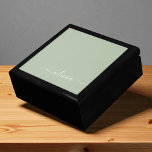 Sage Grönt Minimalist Modern Monogram-Elegant Minnesask<br><div class="desc">Vi presenterar vår minimalistiska Modern Monogram Elegant Collection för Sage-Grönten: Öka din estetik med en sofistikerad och tidlös elegans. Vår samling visar minimalistiska mönster i en stillastående grönt, kompletterad med raffinerade monogram som är skräddarsydda efter ditt personliga stil. Från polerat kontorsmaterial till mångsidiga tillbehör är varje biet i vår samling...</div>