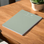 Sage Grönt Modern Minimalist Monogram Namn Anteckningsblock<br><div class="desc">Öka din anteckningsupplevelse med vårt klassiska Elegant Modern Minimalist Monogram-Anteckningsblock. Detta ytterst designade anteckningsblock blandar sömlöst tidsmässigt sofistikerad med contemporary minimalism, skapar det som en viktig verktyg för arbete, skola eller personlig använda. Det här anteckningsblocket är mer än bara en praktisk fråga. Det är en personlig påstående av förfinad smak...</div>