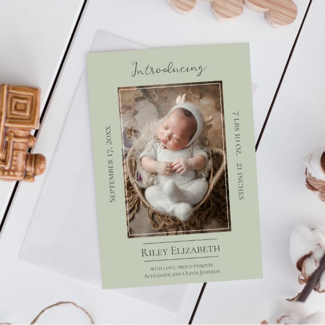Sage Grönt Modern Photo Birth Notice Meddelande (Sage Green Modern Photo Birth Announcement)