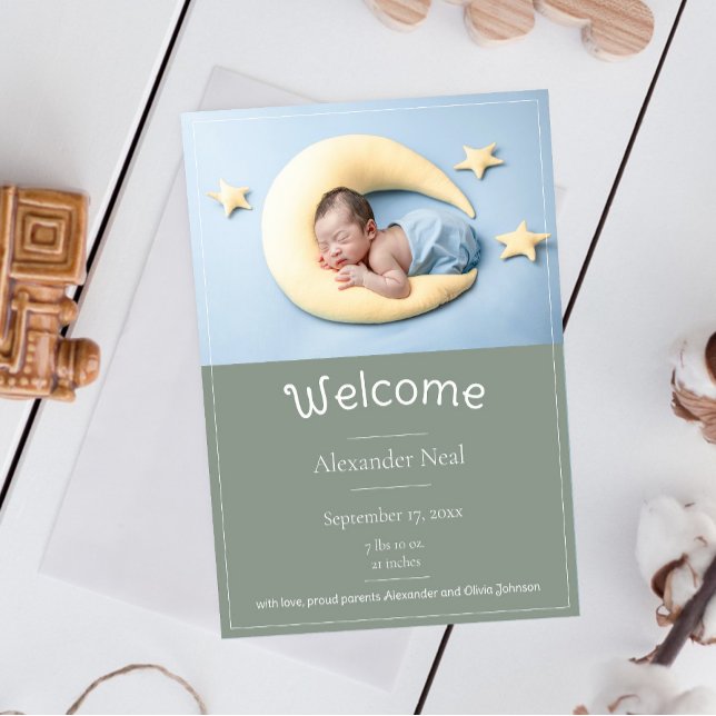 Sage Grönt Modern Photo Birth Notice Meddelande (Sage Green Modern Photo Birth Announcement)