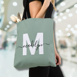 Sage Grönt Modern Script Namn Monogram Tygkasse<br><div class="desc">Personlig Elegant Sage Grönt Trendig Modern Script Namn Monogram Tote Bag. Med den här chicen i väskan tillför du en något sofistikerad stil. Med en elegant vit inledning centrerad på en mjuk grönt bakgrund, överdragen med ett flytande svart skript namn, visas denna rena och moderna design på båda sidor för...</div>