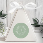 Sage Grönt Monogram Bröllop Runt Klistermärke<br><div class="desc">Sälj dina inbjudningar och uttrycka tacksamhet med vår Sage Grönt Monogram Wedding Stickers. Perfekt för kuvertförseglingar eller favoritetiketter,  dessa klistermärken har monogrammet och den klassiska elegansen och tillför en sista sofistikerad ton till ditt bröllop-kontorsmaterial.</div>