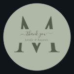 Sage Grönt Monogram Wedding Favor Tack Runt Klistermärke<br><div class="desc">Modern personlig Sage grönt monogram bröllop tackar dig för klistermärken med modernt skript. Anpassa enkelt onlinen. Matchningsartiklar som är tillgängliga för att komplettera dessa bröllopsetiketter för elegant i monogram.</div>