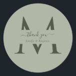Sage Grönt Monogram Wedding Favor Tack Runt Klistermärke<br><div class="desc">Modern personlig Sage grönt monogram bröllop tackar dig för klistermärken med modernt skript. Anpassa enkelt onlinen. Matchningsartiklar som är tillgängliga för att komplettera dessa bröllopsetiketter för elegant i monogram.</div>