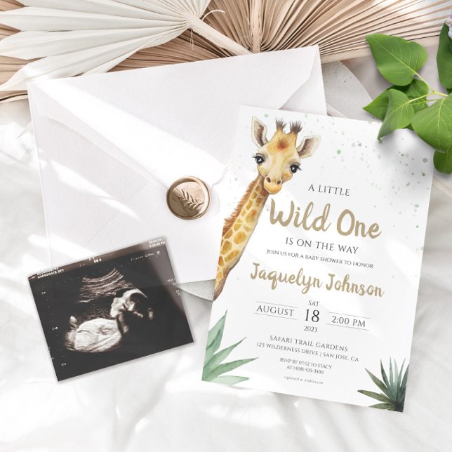 Sage Grönt och Guld Safari Giraffe Baby Shower Inbjudningar (You're in for an adventure with this little wild one! This minimalist Giraffe invite is perfect.)
