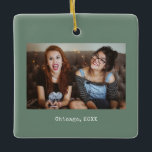 Sage Grönt Photo Keepsak-jul Julgransprydnad Keramik<br><div class="desc">Enkel organisk Sage-Grönt,  fet,  minimalistisk Photo Keepie-julprydnad,  en vacker personlig för vänner,  familj,  par,  flickvän,  pojkvän,  medarbetare,  chef och mycket mer.</div>