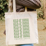 Sage Grönt Retro Boho Personlig Maid of honor Tygkasse<br><div class="desc">Planerar du en bachelorette-fest men vet inte vad du ska ta med dig? Kolla in vår personlig Sage grönt maid of honor, bachelorette Party group tote bags! De här tutterna är perfekter för att transportera alla era ägodelar till och från bröllop. Vi kan anpassa dem med vilket namn som helst,...</div>
