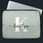 Sage Grönt Script Monogram Laptop Fodral<br><div class="desc">Den här enkla grönten 13 tum laptop sleeve med den första namn i ett trendig med skript i svart och den första i ett modernt teckensnitt i vitt är perfekt för dig. Det är snyggt och trendig och ändå väldigt klassiskt. Det är unikt - som du!</div>