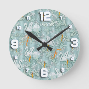 Sage grönt silke draps och flamingos-blommor rund klocka