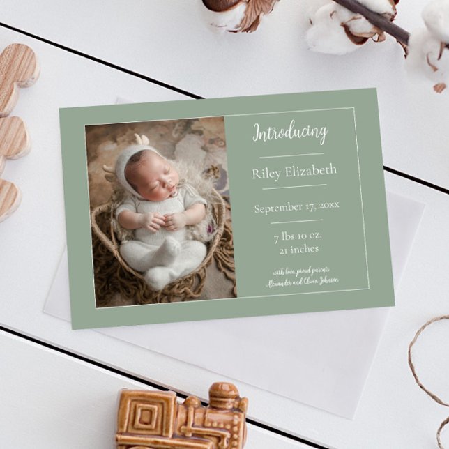 Sage Grönt Simple Photo Birth Notice Meddelande (Sage Green Simple Photo Birth Announcement)
